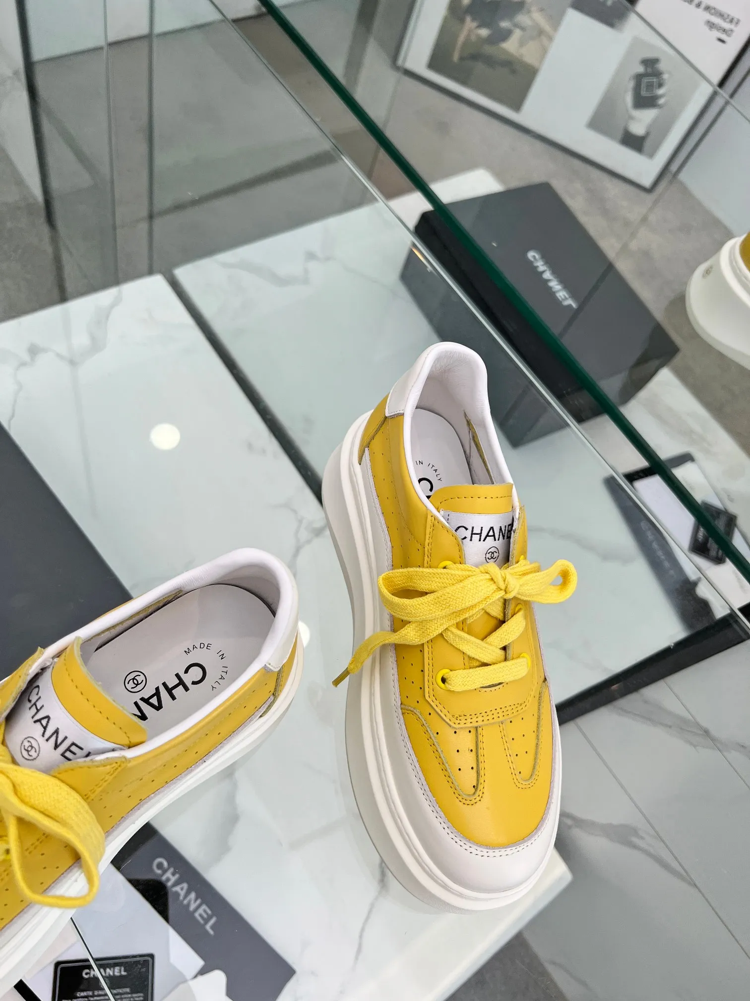 👟👟Ex-factory price 540👟👟 Super popular Chanel Chanel 2024 new casual sports shoes and sneakers. Hard to find at the counter. Super beautiful color. Very versatile. Super comfortable. Full of small fragrance. Classic, durable and versatile. The upper is made of spliced materials, real cowhide, sheepskin lining, original pU+Tpa sole, good resilience. Wear light, white, white and black, white and yellow code number: 35-40